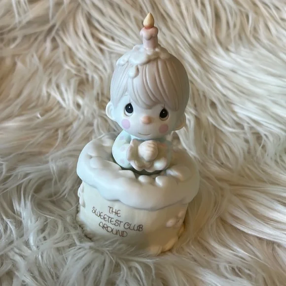 vintage Precious Moments figurine. 1988 Symbol of Friendship. - Picture 2 of 5